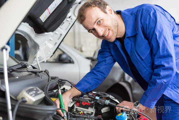 机修工修理车间或车库中的一辆车