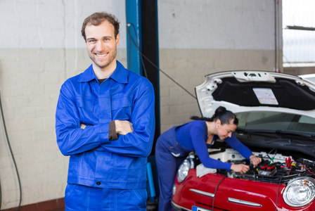 汽车修理工在车库或讲习班