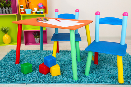 小和多彩的桌子和椅子为小朋友