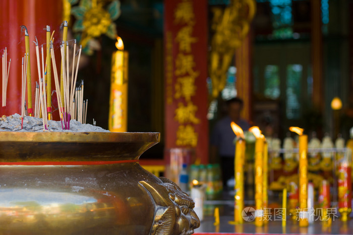 很多在寺庙的蜡烛