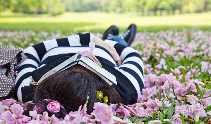亚洲女人睡在草地上