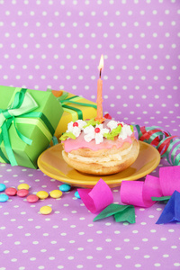 七彩生日蛋糕与蜡烛和礼品的粉红色背景
