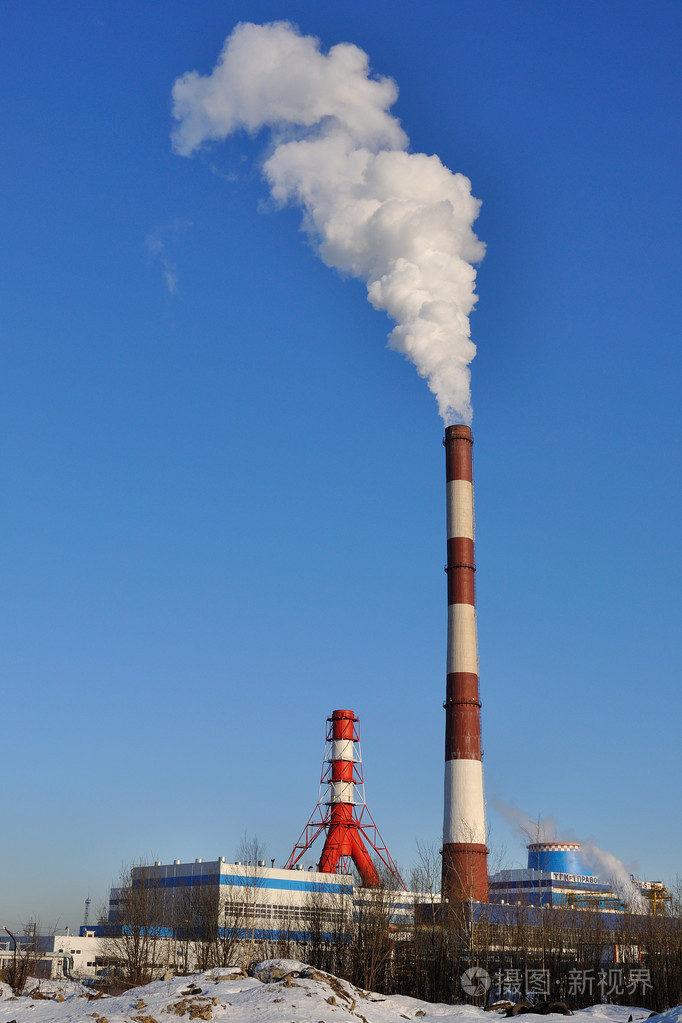 抽烟的工厂的烟囱