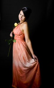 玫瑰花朵的年轻女性连衣裙