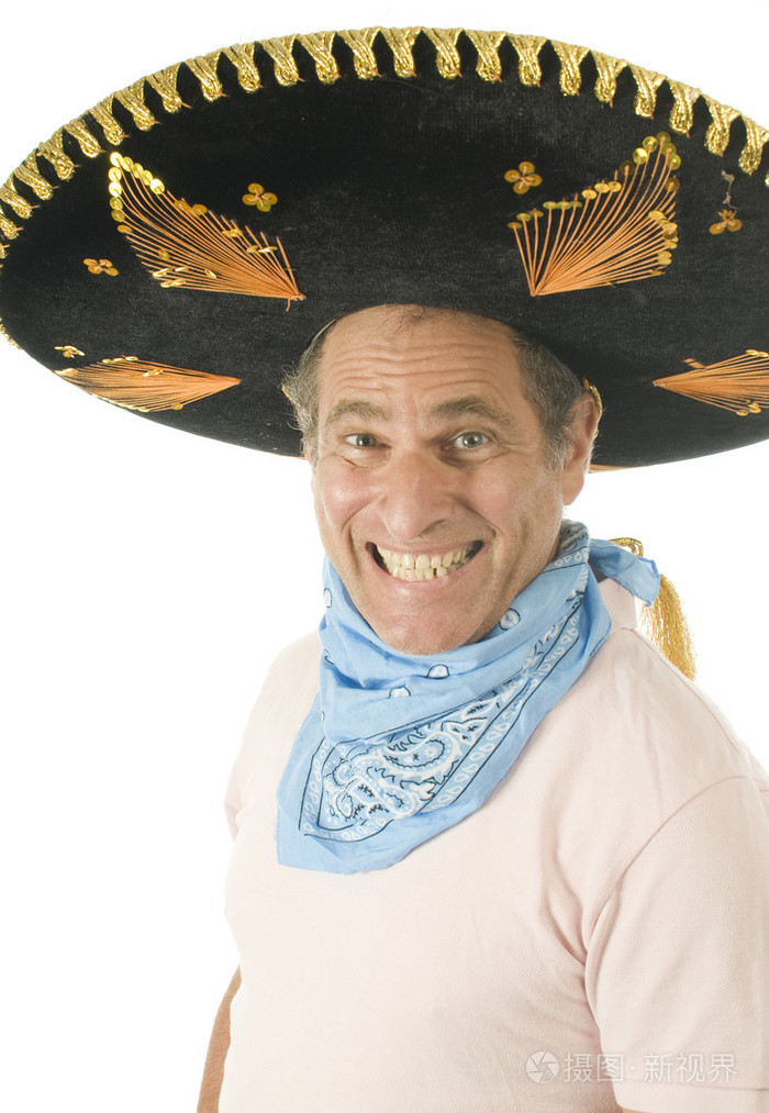 中年高级旅游男性穿着墨西哥 somebrero 帽子牛仔