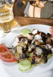 希腊岛屿图威玛专业腌制烤的章鱼