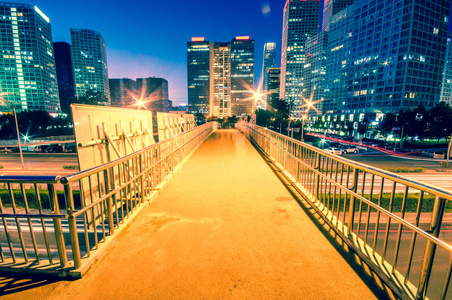 光径上现代城市黄昏在北京，中国