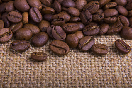 麻布背景上的咖啡豆
