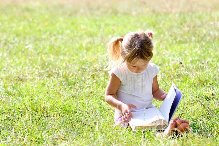 漂亮的小女孩,在自然与书照片-正版商用图片1bwsxv-摄图新视界