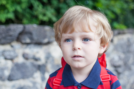 去幼儿园室外的路上蹒跚学步的小男孩