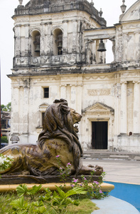 在亚松森大教堂大教堂前的狮子雕像喷泉