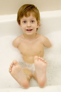 可爱三岁的男孩用泡沫洗个澡