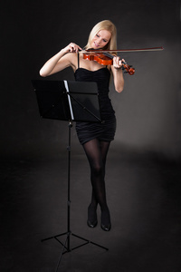 美丽的年轻女子演奏小提琴