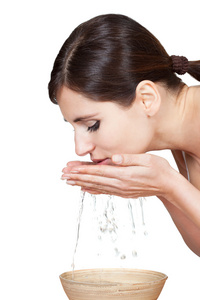 年轻女子洗脸用水