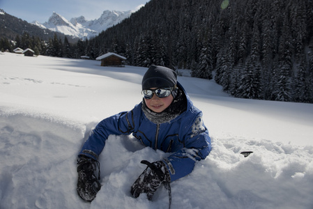 玩雪的少年