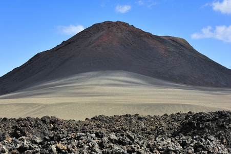 熔岩 沙子和火山在帝曼法雅国家公园 兰萨罗特岛 isl