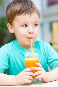 杯橙汁的小男孩
