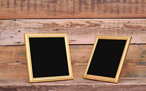 旧表上的两个空白相框照片