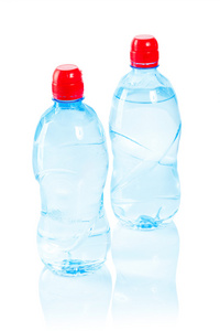 两瓶用水隔绝在白色
