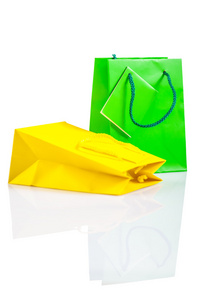 黄色和绿色纸袋隔离
