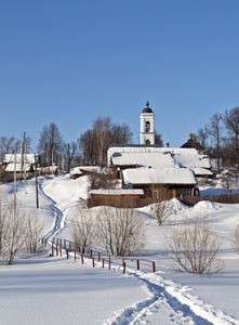冬天与教会的乡村风景