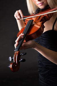 美丽的年轻女子演奏小提琴