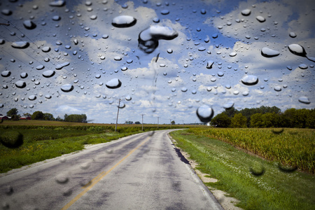 在雨中的乡村道路