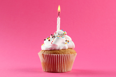 美味的生日蛋糕的蜡烛，粉红色的背景上