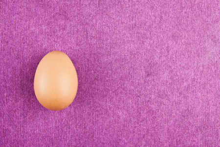 复活节彩蛋上紫色背景