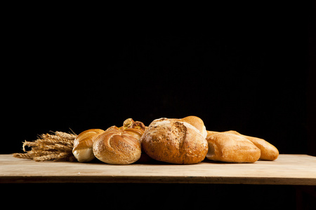 各种各样的木桌上新鲜出炉的面包