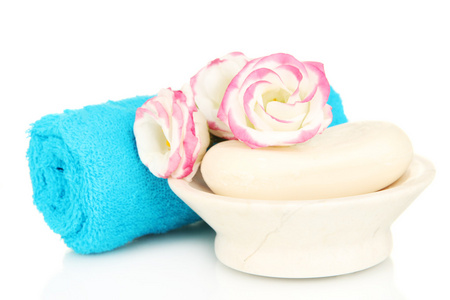 热轧蓝色毛巾 肥皂和孤立白朵美丽的花