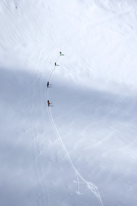 在阿尔卑斯山冰川上滑雪者图片