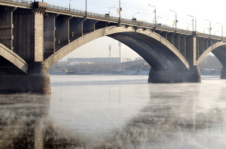 社区在克拉斯诺雅斯克叶尼塞河河上的桥照片