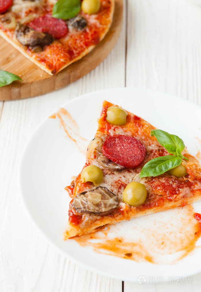 开胃一块白板上的披萨