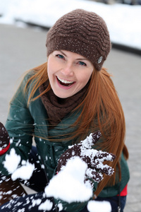 快乐的年轻女人在冬天的城市