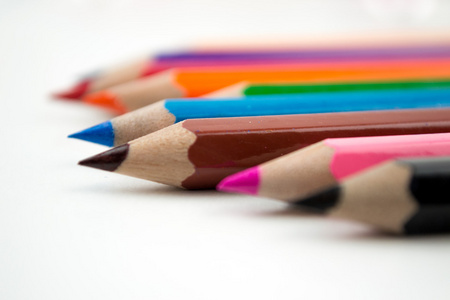 彩色铅笔在白色背景上孤立关门