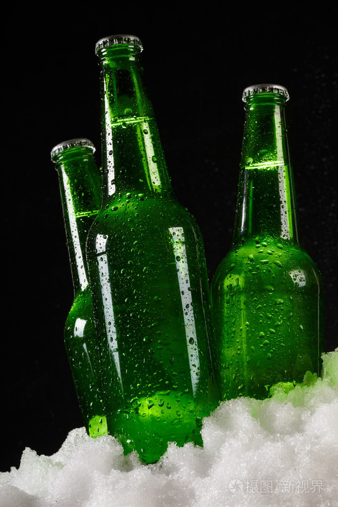 在雪中的啤酒瓶