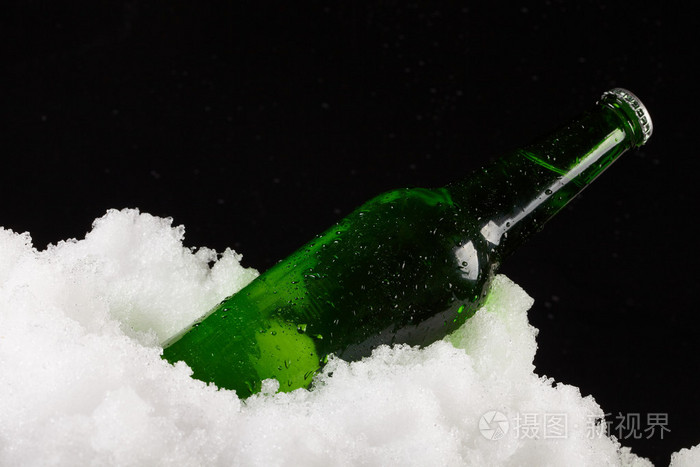 在雪中的啤酒瓶