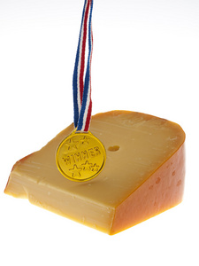 一片奶酪与白色背景上的冠军奖牌