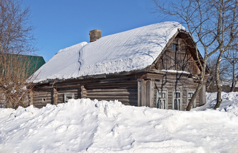 积雪覆盖旧的日志小屋