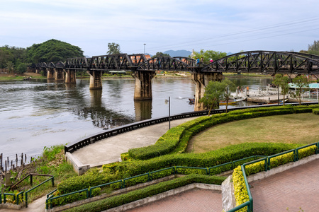 死亡铁路大桥在北碧府泰国桂河