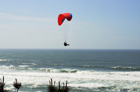 滑翔伞在大西洋圣佩德罗  德 moel