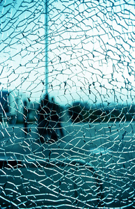 破碎的玻璃窗口