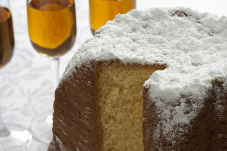 意大利 pandoro 和酒的特写视图