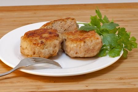 自制肉饼和新鲜欧芹