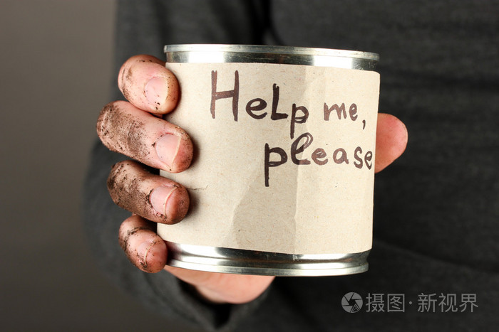 无家可归的人请求帮助在黑色的背景特写