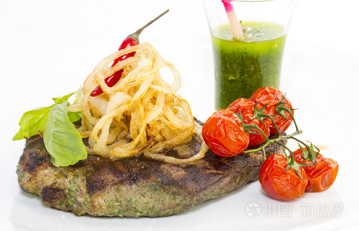 与西红柿芹菜和蔬菜汁牛排