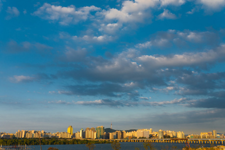 首尔塔城市景观汉河宽天空