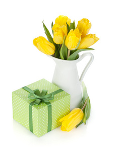 黄色郁金香和礼品盒