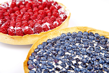 与蓝莓和 rasberries 两个馅饼